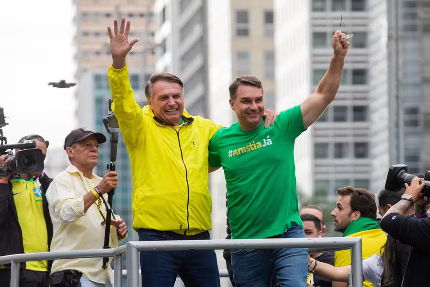 Flávio Bolsonaro com o povo nas ruas