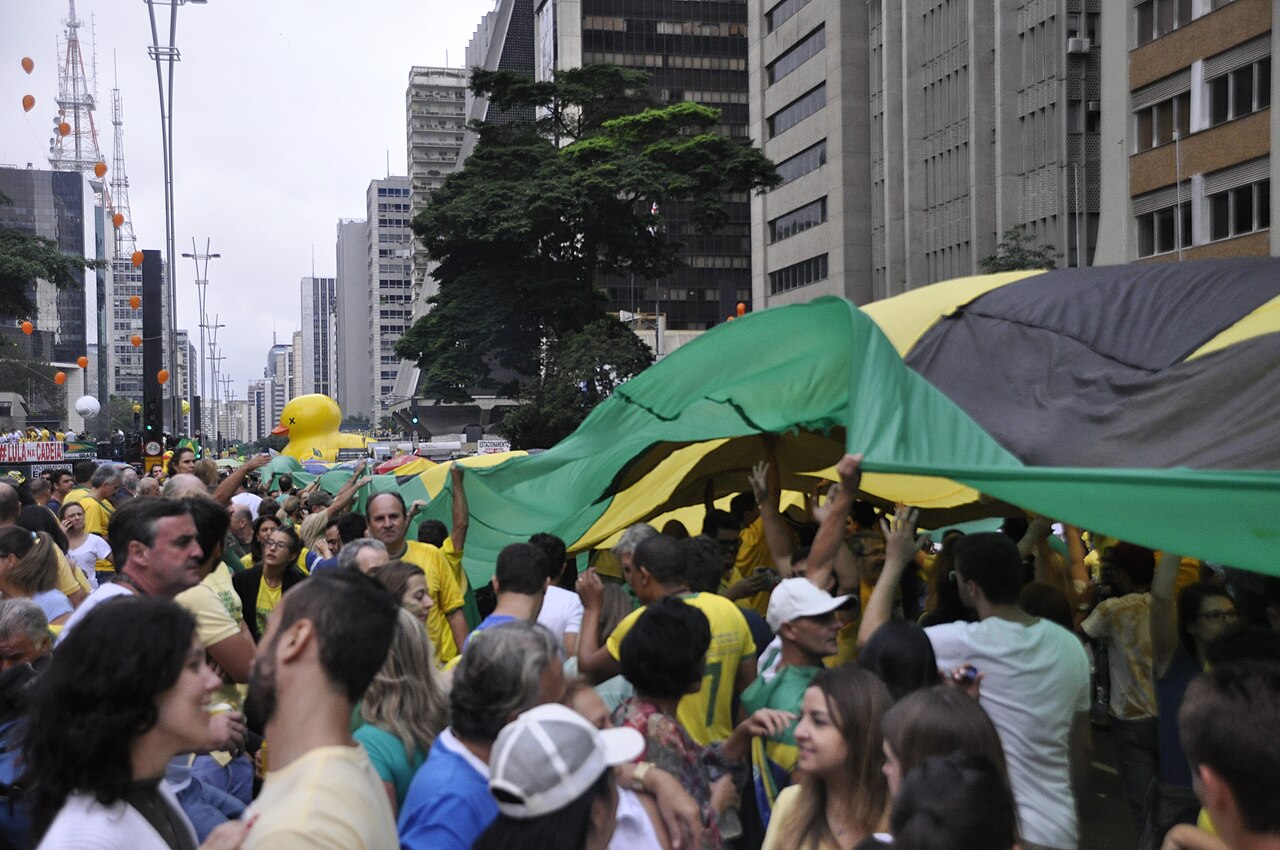 Povo nas ruas pedindo segurança e mudança